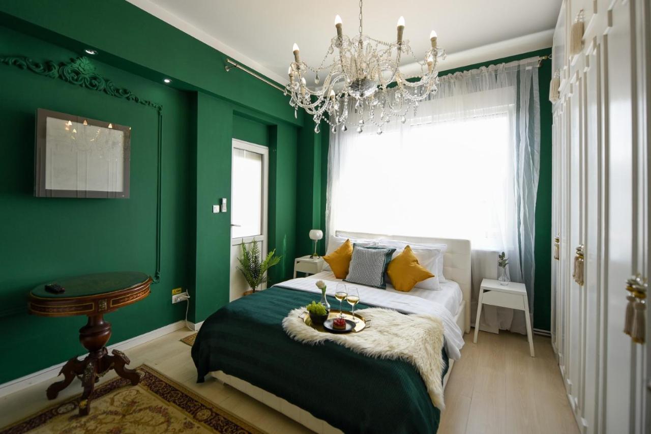 Baroque Splendor: Breathtaking Views & Design Apartment Букурещ Екстериор снимка