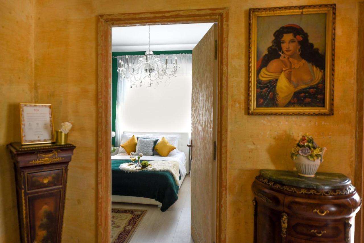 Baroque Splendor: Breathtaking Views & Design Apartment Букурещ Екстериор снимка