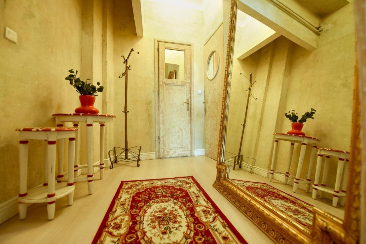 Baroque Splendor: Breathtaking Views & Design Apartment Букурещ Екстериор снимка