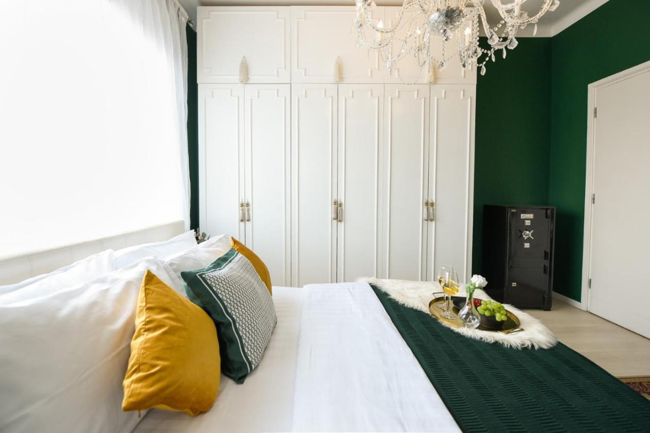 Baroque Splendor: Breathtaking Views & Design Apartment Букурещ Екстериор снимка